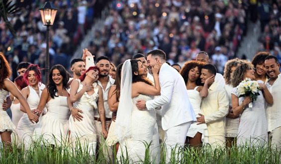 Bad Bunny begeistert beim Super Bowl mit politischem Statement