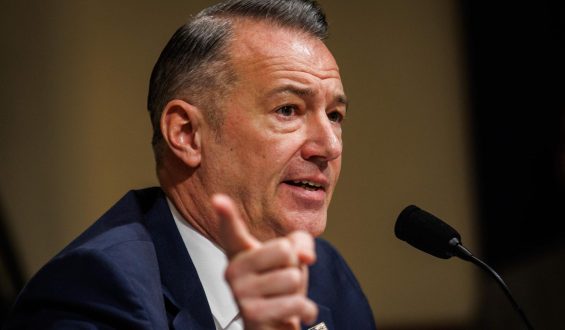 ICE-Chef Lyons verteidigt Bundesbeamte