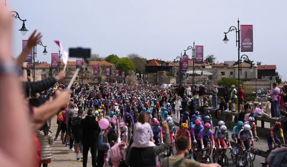 Heftiger Crash überschattet Giro-Auftakt