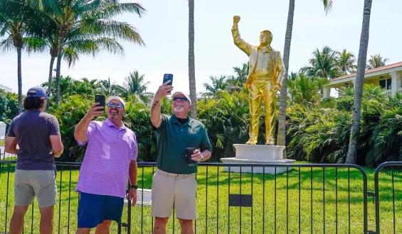 US-Pastor verteidigt Segnung von Trump-Statue