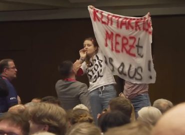 Störer unterbrechen Diskussion mit Kanzler Merz beim Katholikentag