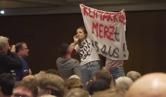Störer unterbrechen Diskussion mit Kanzler Merz beim Katholikentag