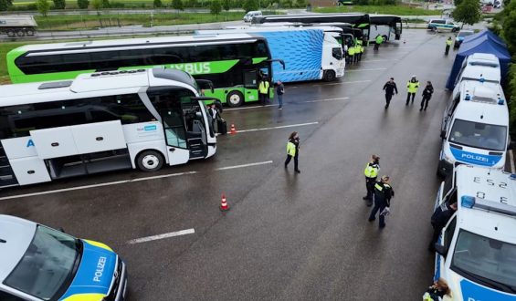 Großkontrolle auf der A8 bei Ulm: Viele Reisebusse nicht verkehrssicher