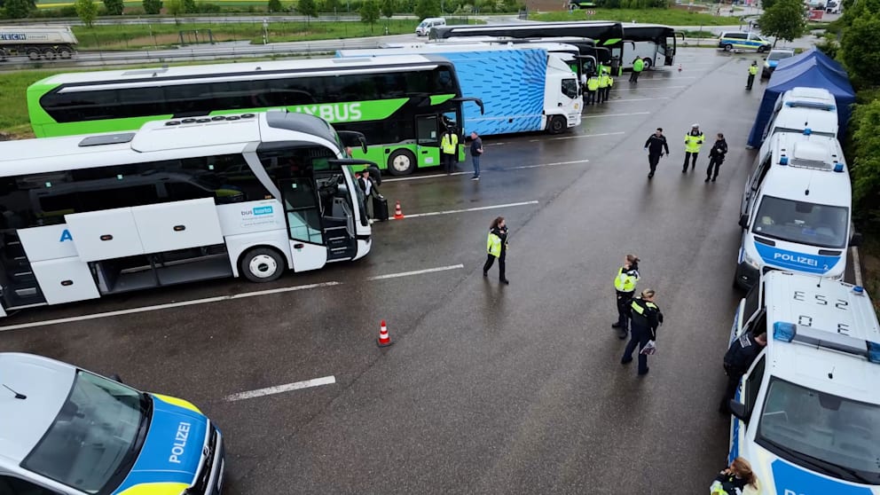 Großkontrolle auf der A8 bei Ulm: Viele Reisebusse nicht verkehrssicher