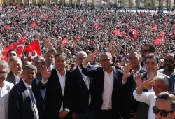 Tausende Unterstützer versammeln sich für abgesetzten CHP-Chef Özel in Ankara