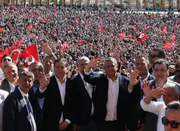 Tausende Unterstützer versammeln sich für abgesetzten CHP-Chef Özel in Ankara