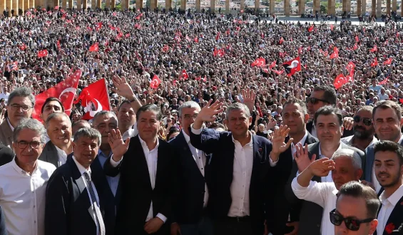 Tausende Unterstützer versammeln sich für abgesetzten CHP-Chef Özel in Ankara