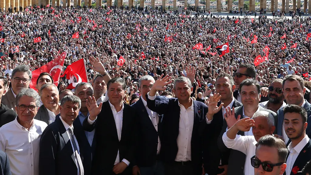 Tausende Unterstützer versammeln sich für abgesetzten CHP-Chef Özel in Ankara