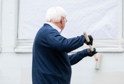Steinmeier streicht Wand in Herzebrock