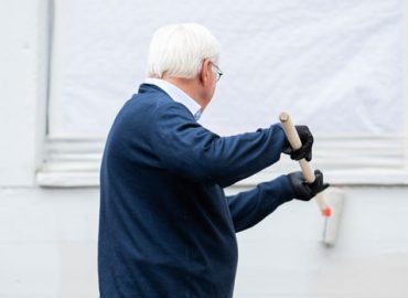Steinmeier streicht Wand in Herzebrock