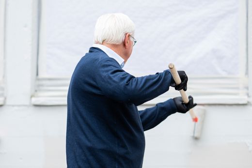 Steinmeier streicht Wand in Herzebrock