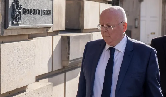 Ex-SNP-Geschäftsführer gesteht Veruntreuung von Parteigeldern