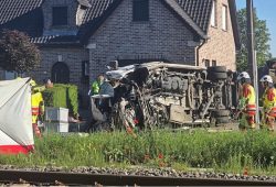 Tragödie in Belgien: Zug kollidiert mit Schulbus an Bahnübergang
