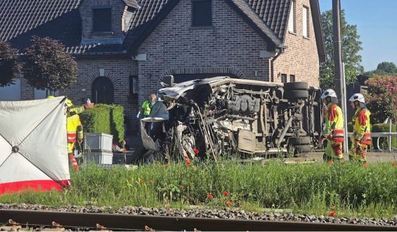 Tragödie in Belgien: Zug kollidiert mit Schulbus an Bahnübergang