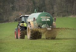 Landwirt sprüht Gülle auf Autos von Falschparkern
