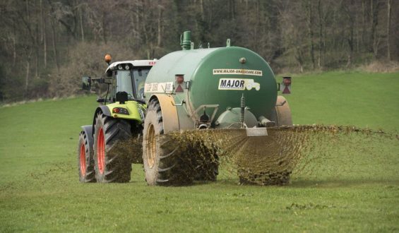 Landwirt sprüht Gülle auf Autos von Falschparkern