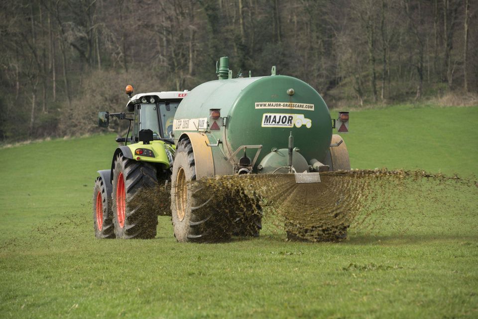 Landwirt sprüht Gülle auf Autos von Falschparkern