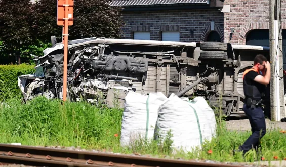 Mehrere Opfer bei Zusammenstoß zwischen Schulbus und Zug in Belgien