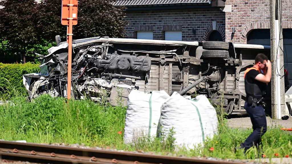 Mehrere Opfer bei Zusammenstoß zwischen Schulbus und Zug in Belgien