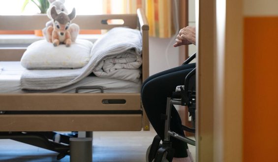 Debatte über Beitragserhöhungen für Kinderlose in der Pflegeversicherung