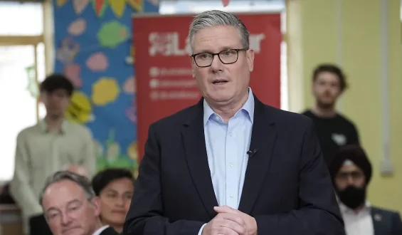 Starmer bleibt trotz Wahldebakel standhaft