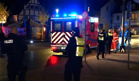 Jugendliches Opfer nach Messerattacke auf Stadtfest in NRW im Krankenhaus
