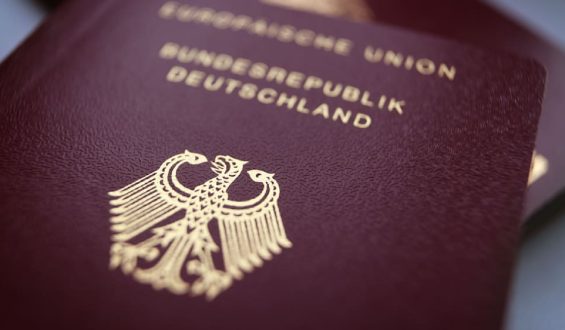 Einbürgerungen in Deutschland erreichen Rekordzahl