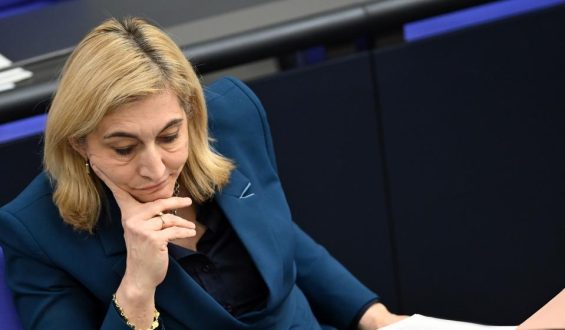 Warkens Pläne zur Erhöhung der Beiträge für Kinderlose in der Pflegeversicherung