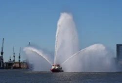Schwerer Brand auf Frachtschiff im Hamburger Hafen