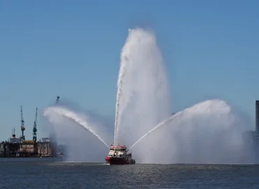 Schwerer Brand auf Frachtschiff im Hamburger Hafen