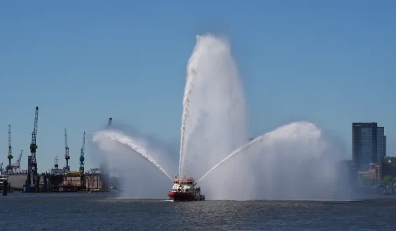 Schwerer Brand auf Frachtschiff im Hamburger Hafen