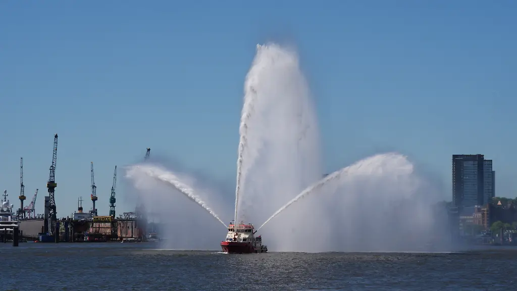 Schwerer Brand auf Frachtschiff im Hamburger Hafen