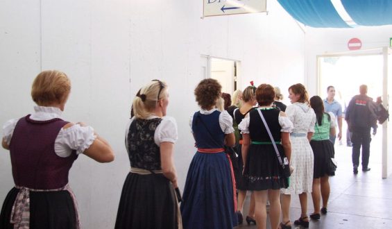 Gleichberechtigung auf Damentoiletten in Bayern