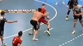 Kurioser Vorfall beim Zweitligaspiel: Handballer verliert Trikot