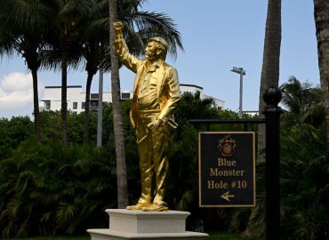 Goldene Trump-Statue: Kontroverse über die Einweihung