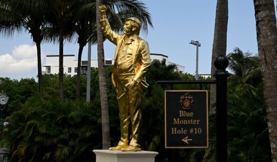 Goldene Trump-Statue: Kontroverse über die Einweihung