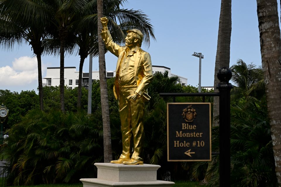 Goldene Trump-Statue: Kontroverse über die Einweihung
