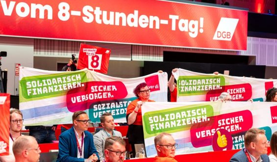 Proteste und Uneinigkeit auf dem DGB-Kongress 2026