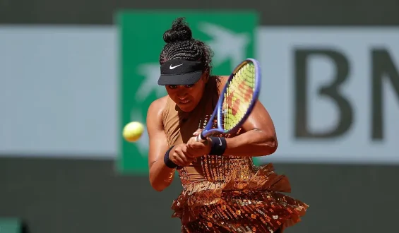 Naomi Osakas Auftritt bei den French Open: Fashion und Tennis im Fokus