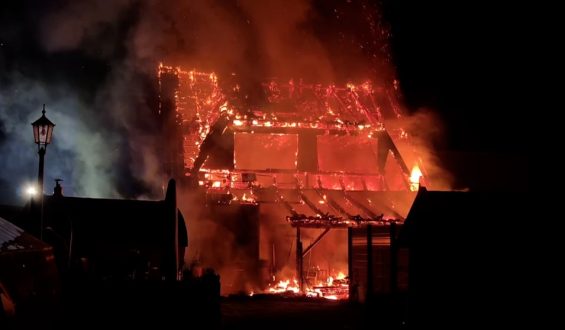 Großbrand in Beelitz: Flammen außer Kontrolle
