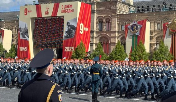 Während dreitägiger Waffenruhe Siegesparade in Moskau ohne Panzer und Raketen