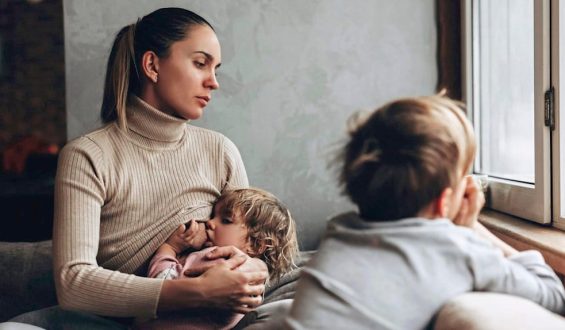 Zukunftsängste und hohe Kosten bremsen den Kinderwunsch vieler Deutscher