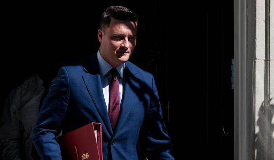 Rücktritt des britischen Gesundheitsministers verschärft politische Krise