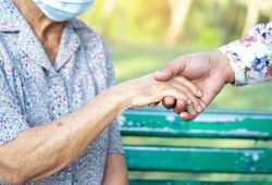 Pflegeversicherung: Forderung nach stärkerer Verantwortung der Familien
