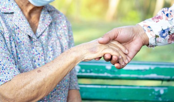 Pflegeversicherung: Forderung nach stärkerer Verantwortung der Familien