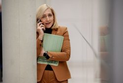 Warken kündigt Reform der Pflegeversicherung an
