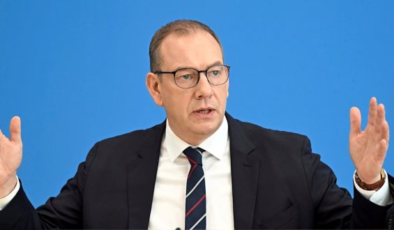 Debatte um Wehrpflicht und Bußgelder für Nicht-Antworten
