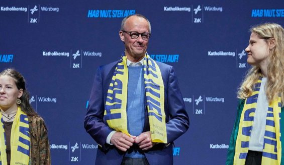 Bundeskanzler Merz räumt Schwächen ein und verteidigt Demokratie