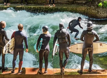 München gibt die Eisbachwelle wieder zum Surfen frei