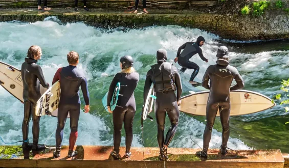 München gibt die Eisbachwelle wieder zum Surfen frei